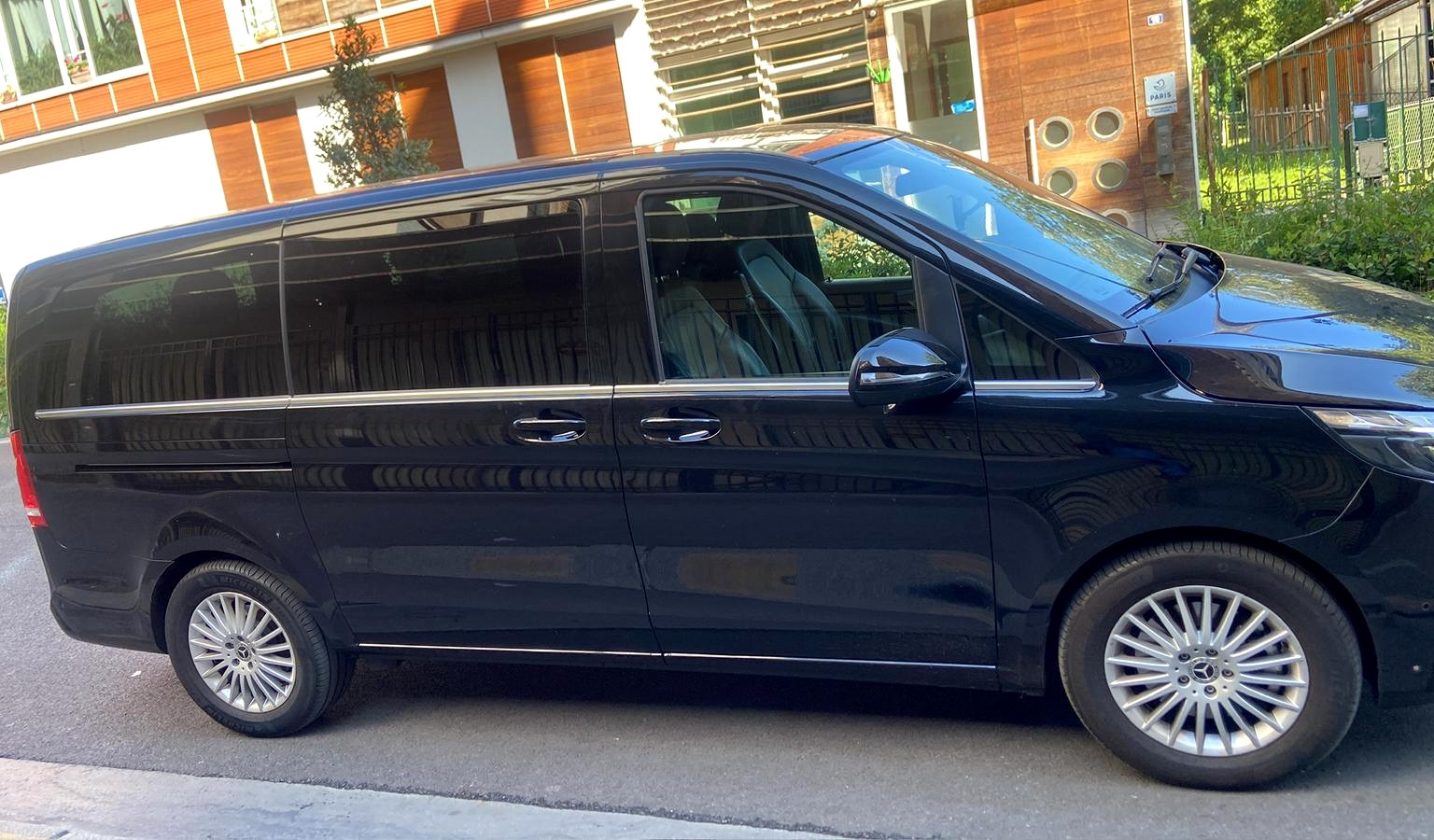 Mercedes EQV 300 — Vue latérale